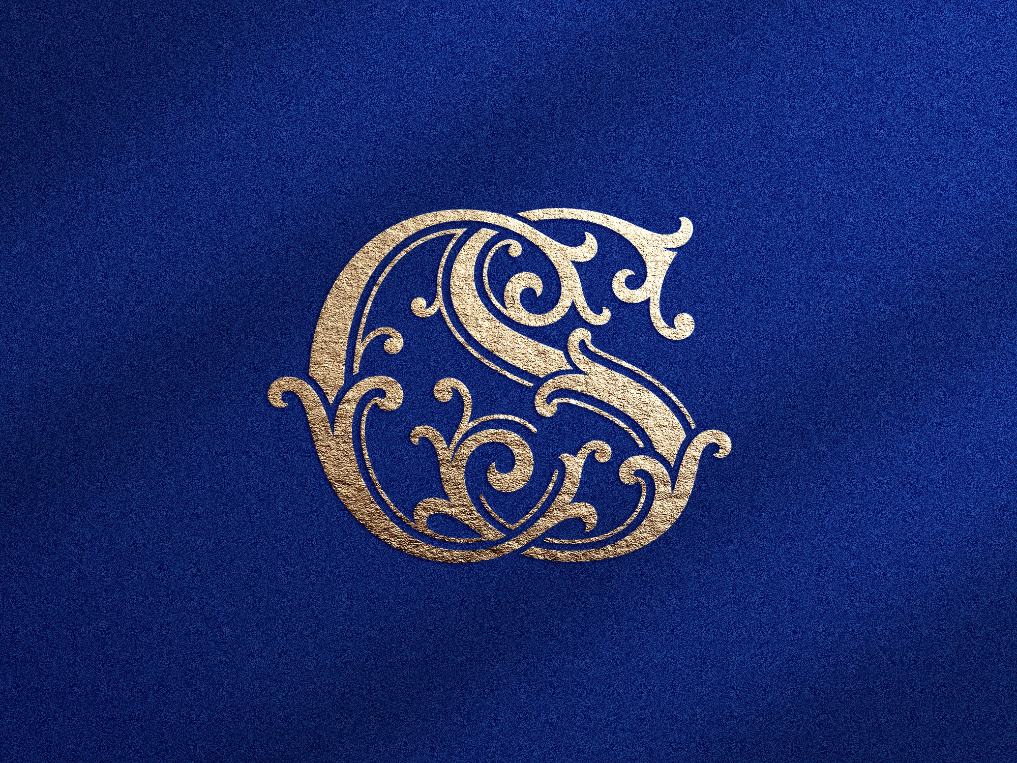 Lettres CS ornée en style calligraphique doré sur fond bleu