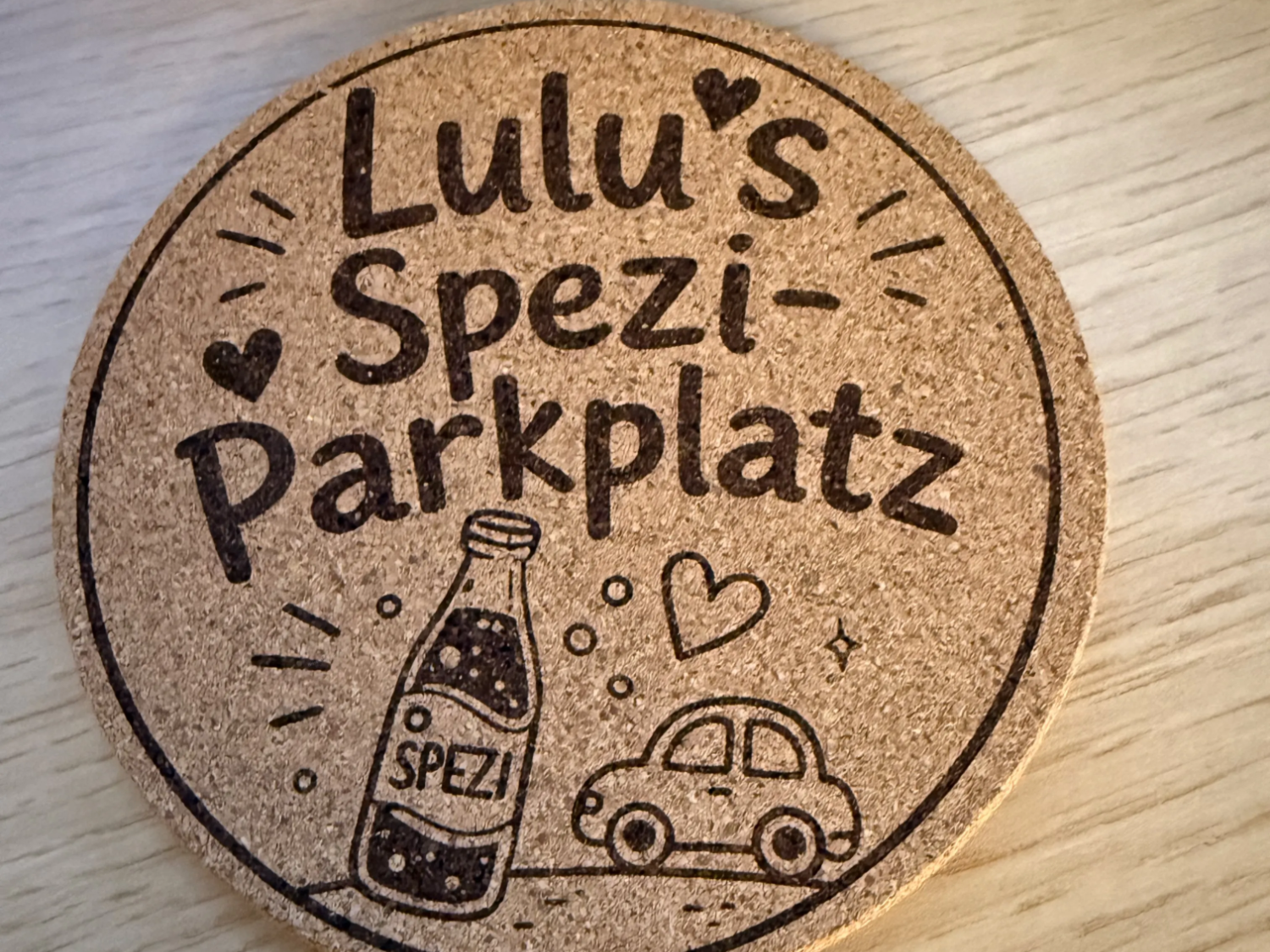 Lulu's Spezi-Parkplatz – Personalisierter Laser-Untersetzer für Kinder