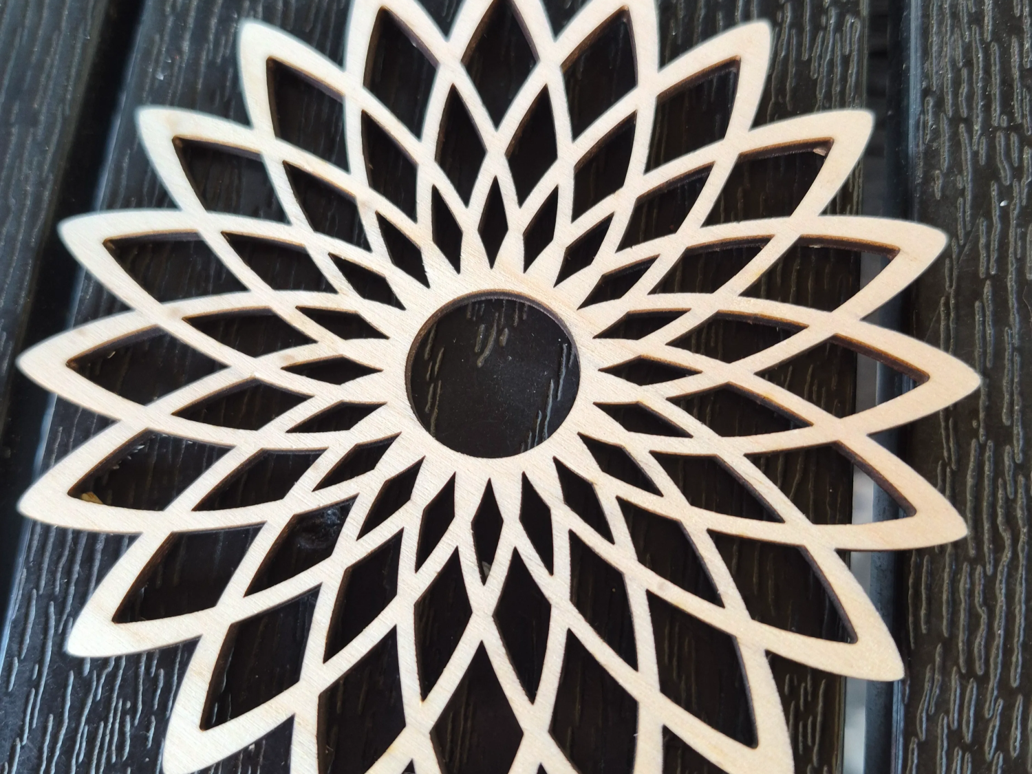 Holzuntersetzer mit geometrischem Blumenmuster