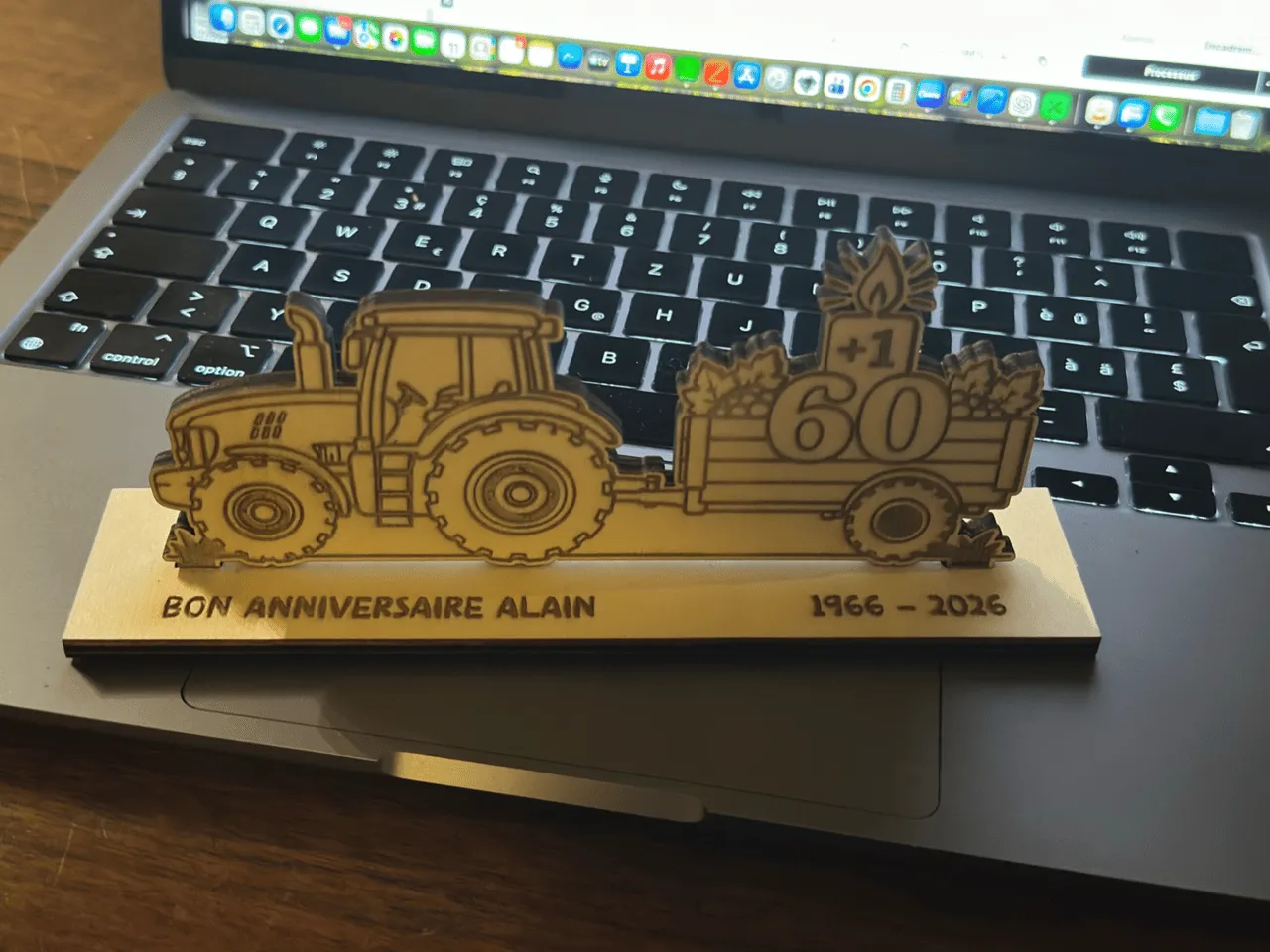 [Laser cut and engrave] Figurine décorative tracteur avec remorque pour 60ème anniversaire