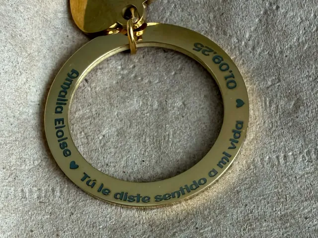 Llavero circular dorado con mensaje personalizado y fecha