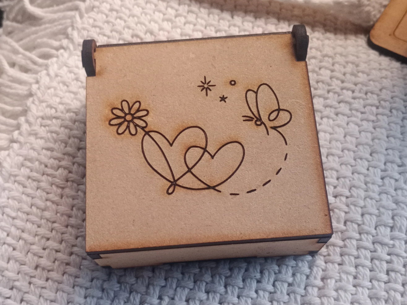 Caja de madera pequeña con diseño de corazones, flor y mariposa