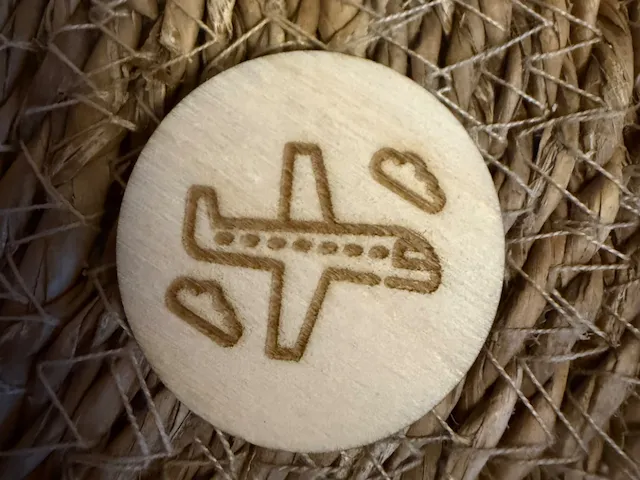 Jeton rond en bois avec motif d'avion et de nuages