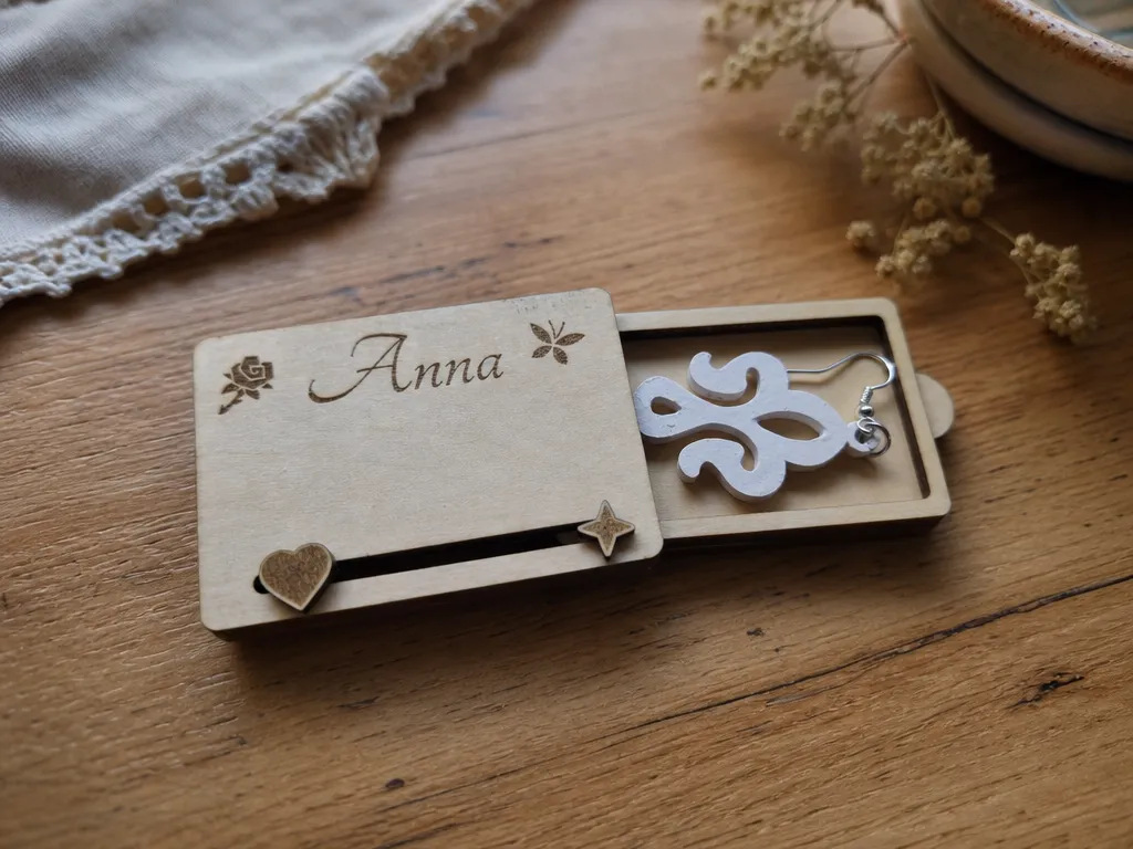 Scatolina in legno personalizzata con nome personalizzato e orecchini