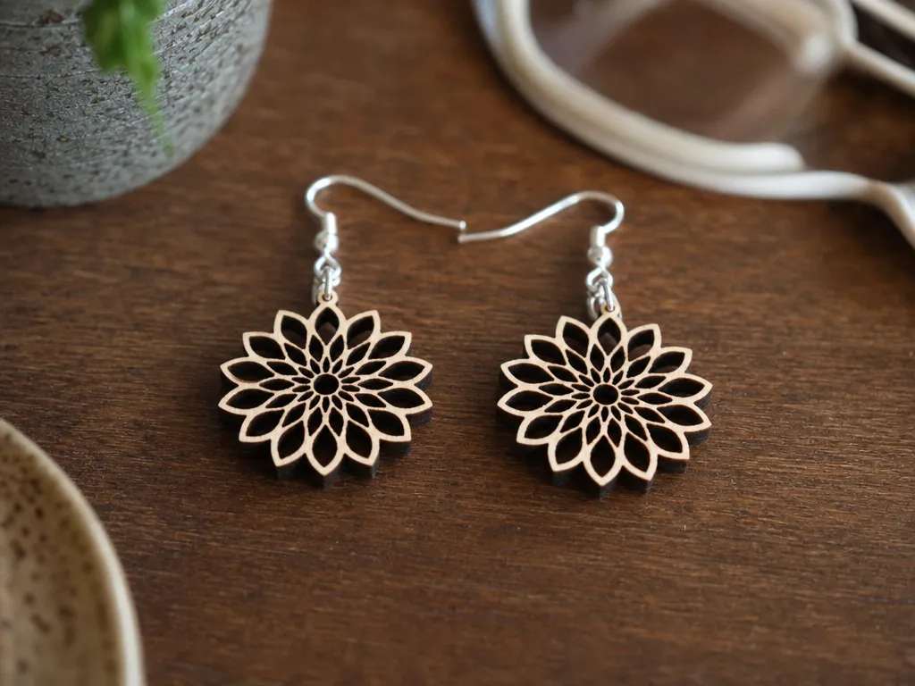 Boucles d'oreilles pendantes en bois motif fleur géométrique