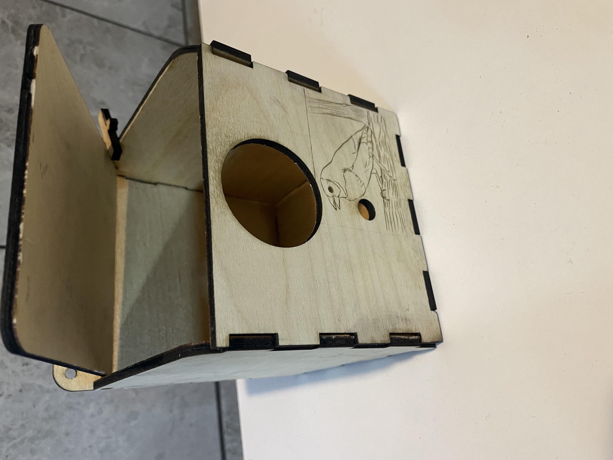 [Laser cut and engrave] Drewniana budka lęgowa dla ptaków z grawerem