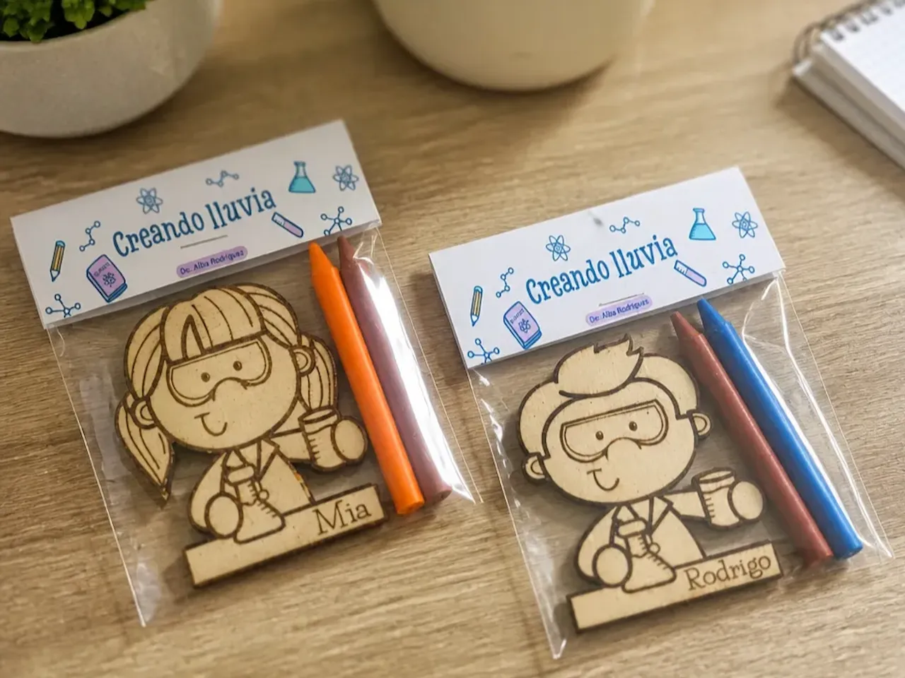 [Laser cut and engrave] Figuras de madera de científicos con ceras para colorear