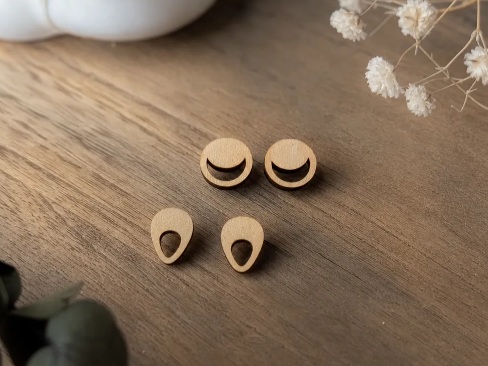 Minimalistische Ohrstecker aus Holz in Mond- und Tropfenform