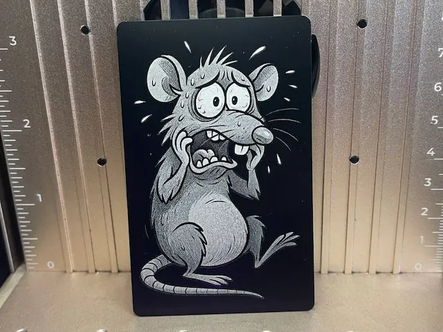 Ratte auf Aluminium Visitenkarte