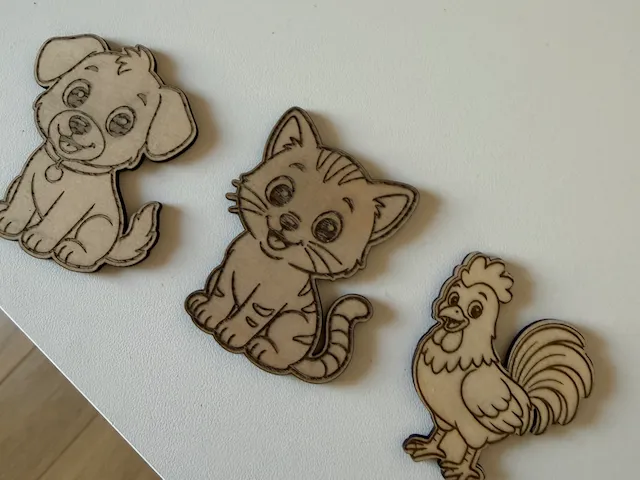 Figurines en bois représentant un chien, un chat et un coq
