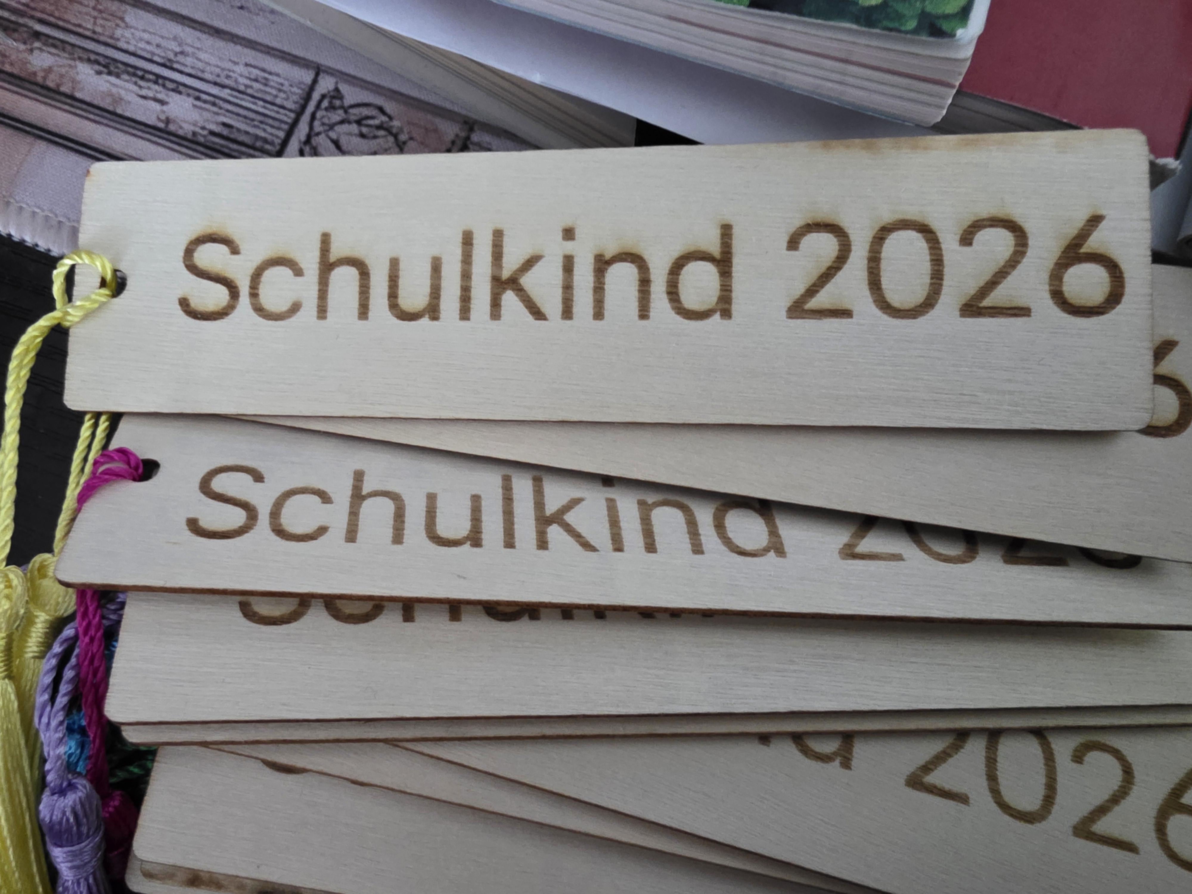[Laser cut and engrave] Lesezeichen aus Holz mit Gravur Schulkind 2026