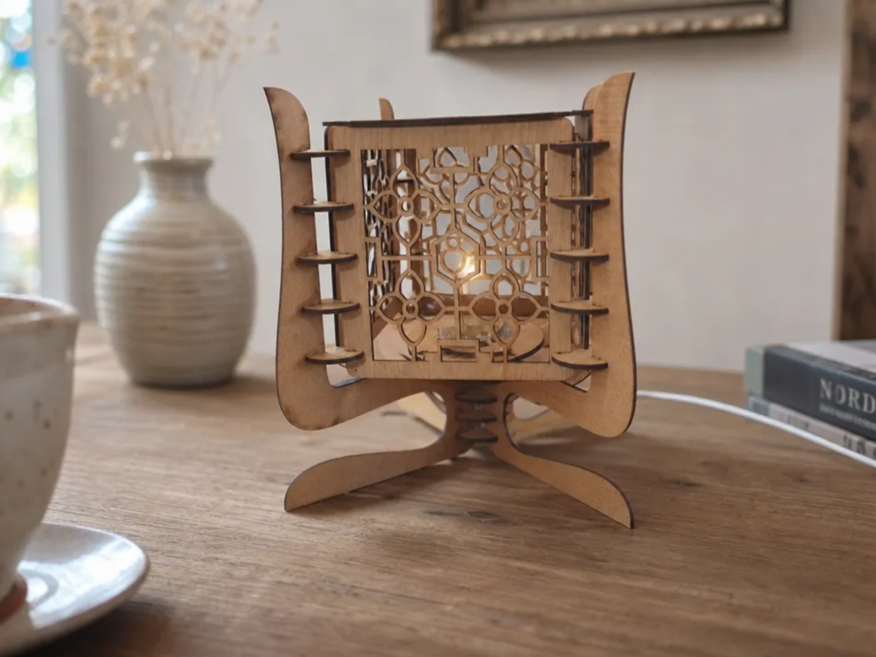 Lampe de table en bois avec motifs géométriques ajourés