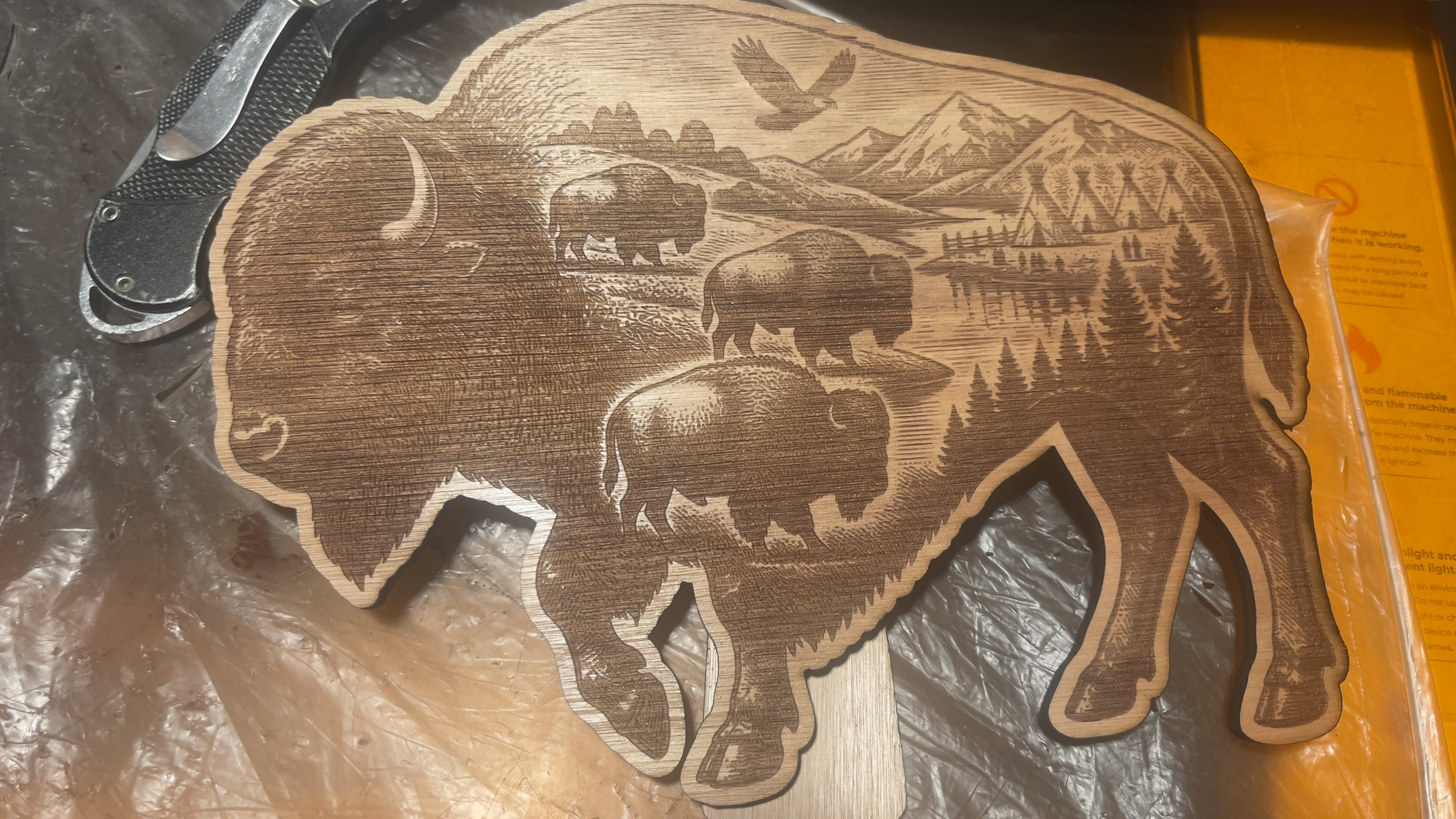 [Laser cut and engrave] Figura de madera con silueta de bisonte y paisaje de montaña