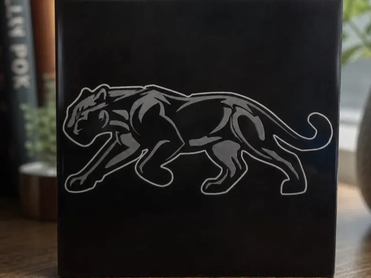[Laser cut and engrave] Carreau en céramique noir avec motif de panthère