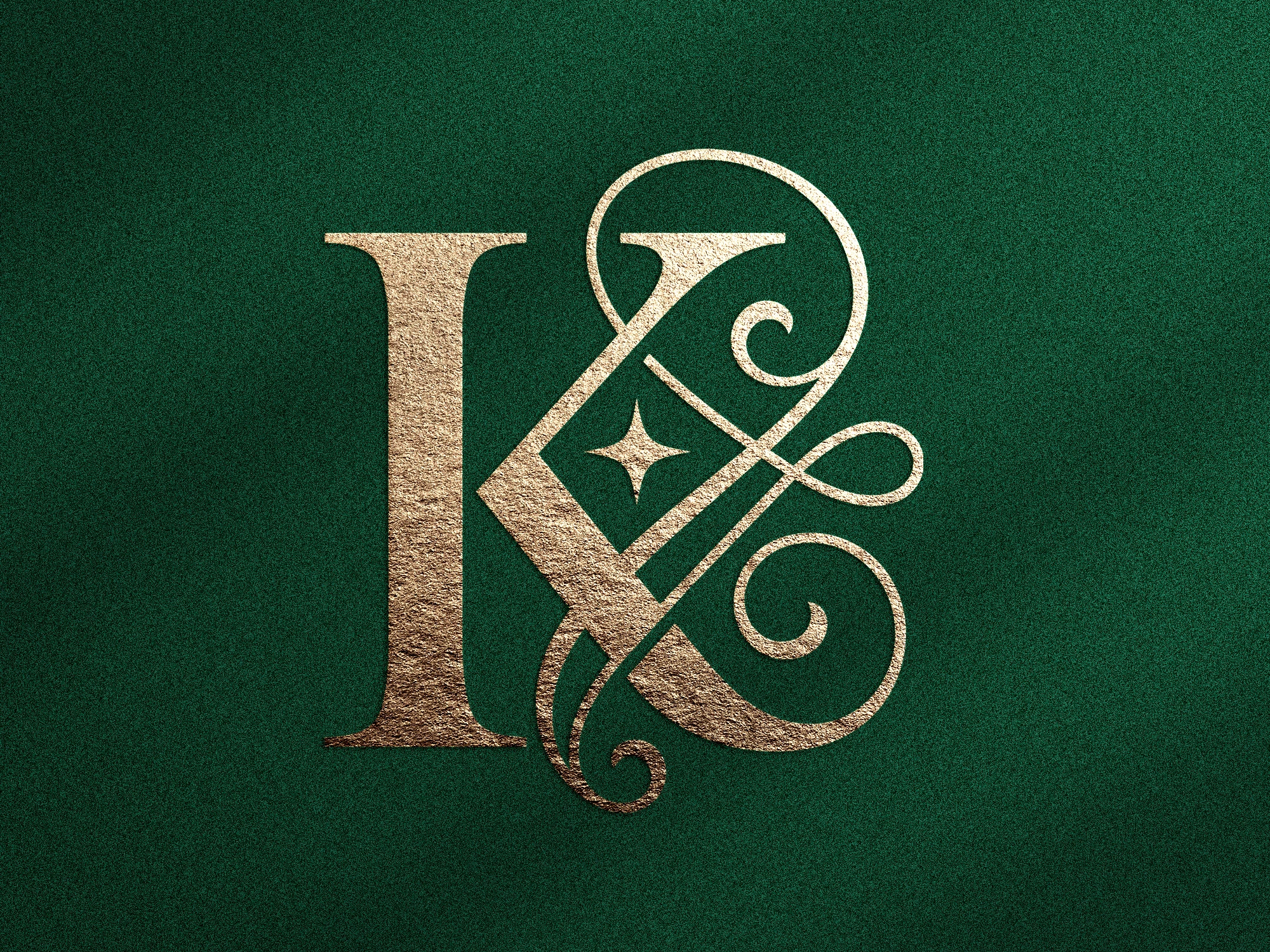 Lettre K dorée avec ornements calligraphiques sur fond vert texturé