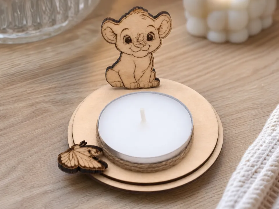 Bougeoir rond en bois avec figurine de lionceau et papillon