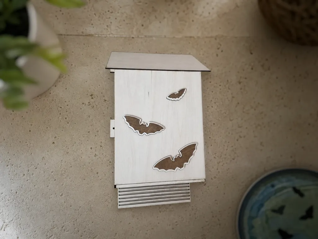 Abri à chauves-souris en bois avec motifs de chauves-souris