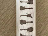 [Laser cut and engrave] Baguette de batterie en bois personnalisée avec motif de guitare et prénom Tony