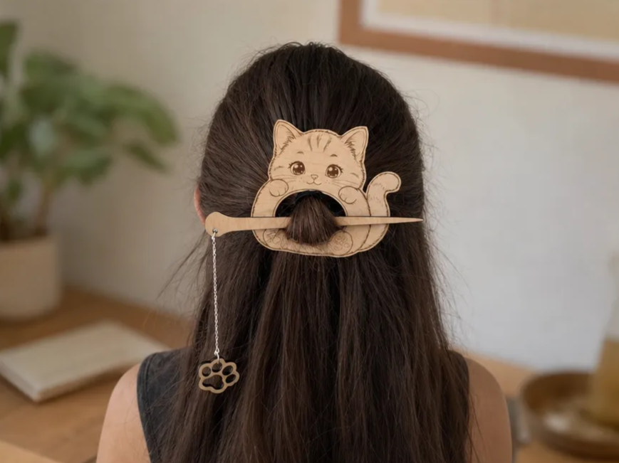 Barrette à cheveux en bois en forme de chat blanc minimaliste avec breloque patte