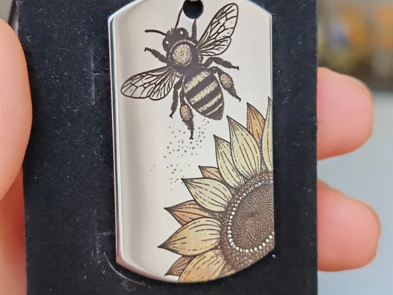 Bee and Sunflower Stainless Steel Dog Tag Pedant Color Engraving Necklace instruction: step 5 - 