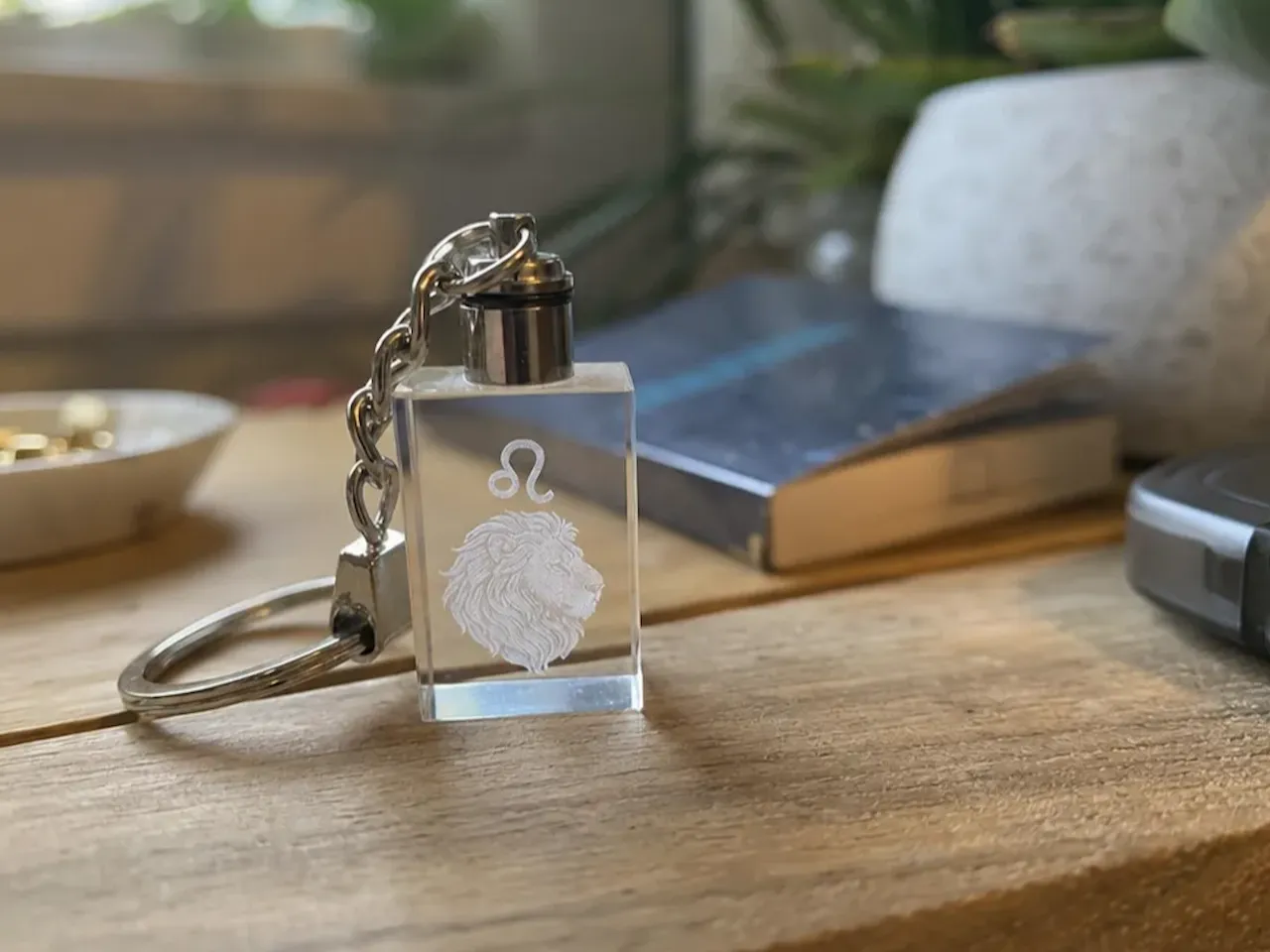 [Laser cut and engrave] Porte-clés en cristal avec signe astrologique du Lion