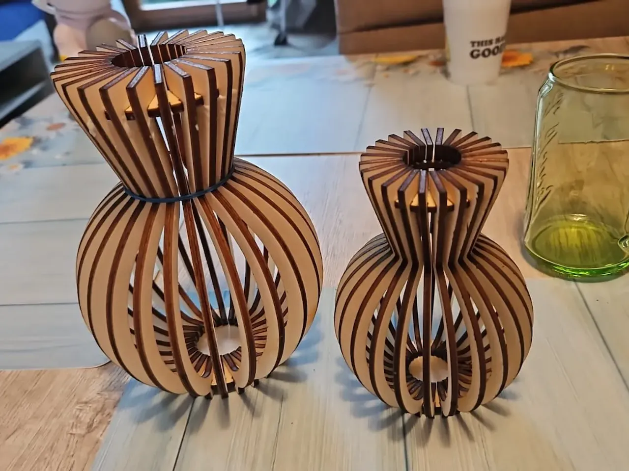 [Laser cut and engrave] Zwei moderne Vasen aus Holzlamellen im Set