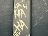 [Laser cut and engrave] Wandaufkleber mit lachendem Haha Schriftzug im Joker Stil
