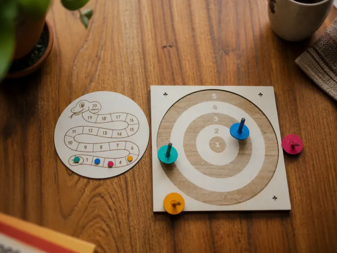 [Laser cut and engrave] Jeu de toupies  en bois avec plateau cible et plateau de comptage serpent