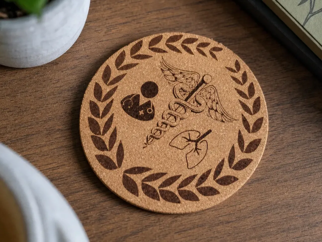 [Laser cut and engrave] Sous-verre en liège avec motif médical caducée et poumons