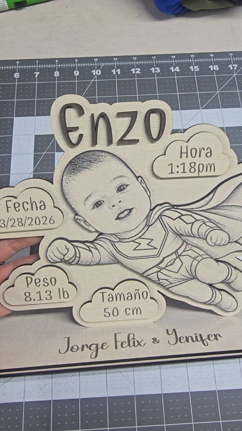 [Laser cut and engrave] Placa de nacimiento personalizada con diseño de bebé superhéroe