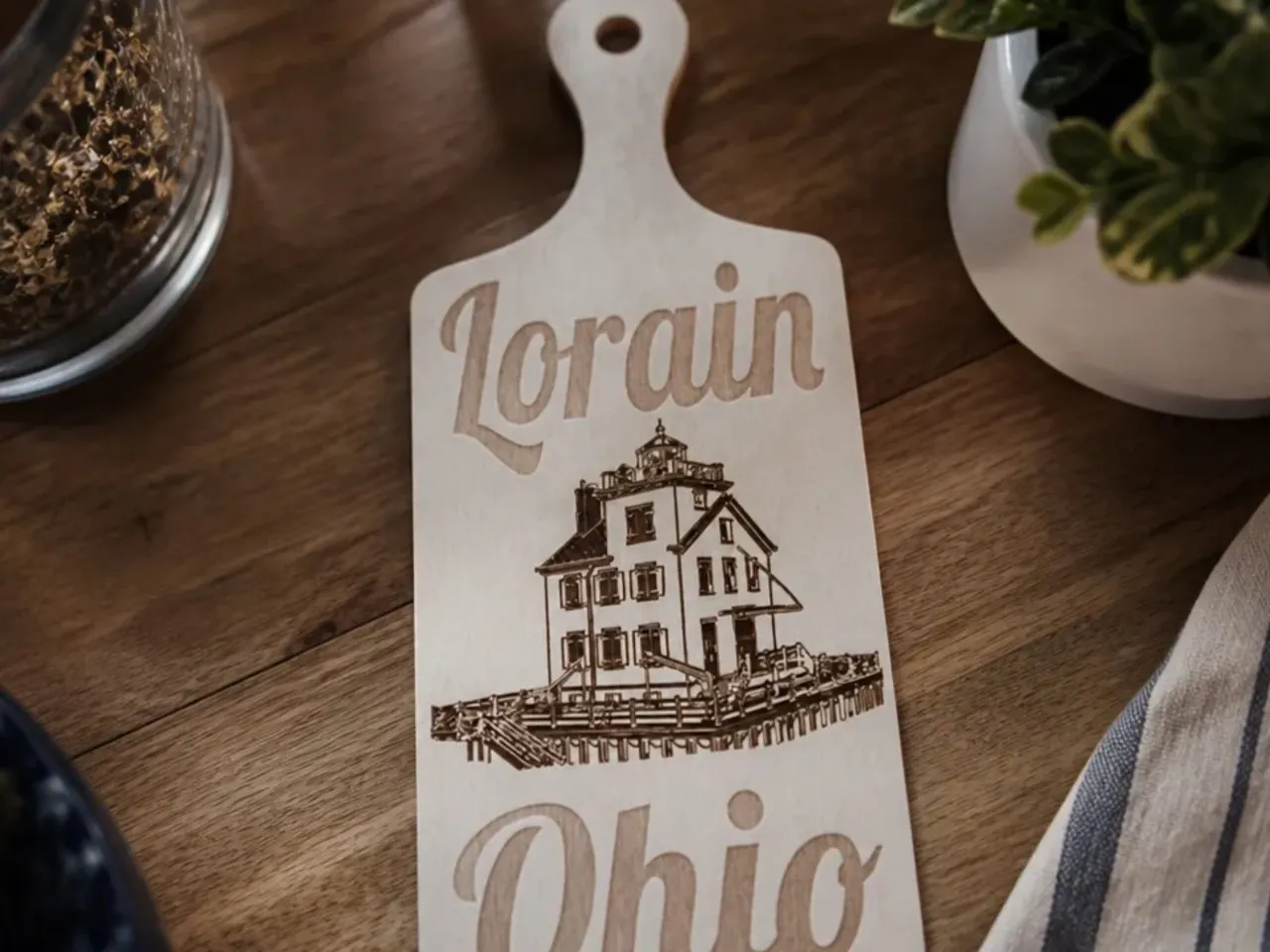[Laser cut and engrave] Lorain Ohio Lighthouse Wooden Serving Board