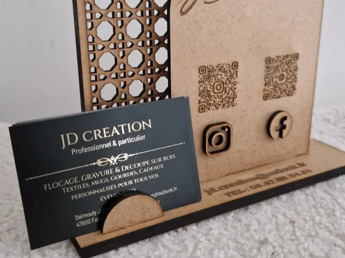 [Laser cut and engrave] Présentoir de comptoir pour cartes de visite avec codes QR