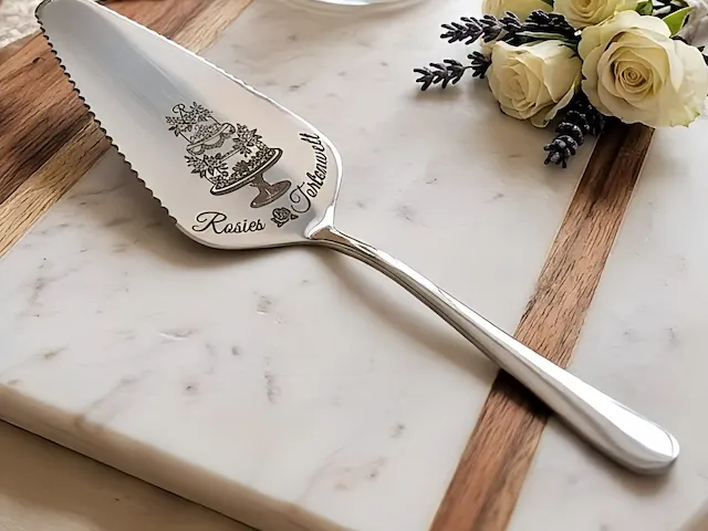 Tortenschaufel mit Hochzeitsmotiv und persönlicher Gravur
