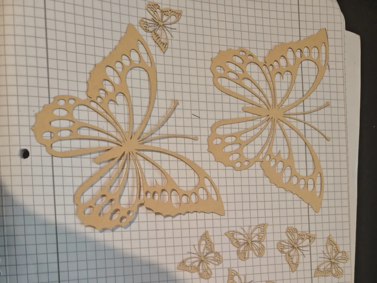 [Laser cut and engrave] Filigrane Schmetterlings-Ausschnitte aus Papier für Bastelprojekte
