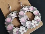 [Laser cut and engrave,Inkjet printing] Boucles d'oreilles rondes en bois avec motif de fleurs de magnolia