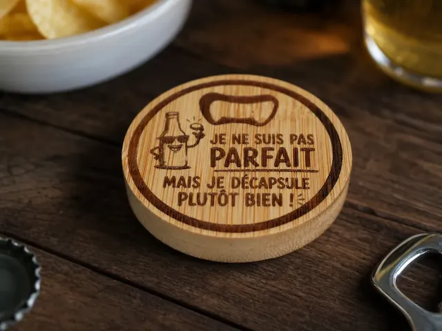 Décapsuleur rond en bois avec message humoristique