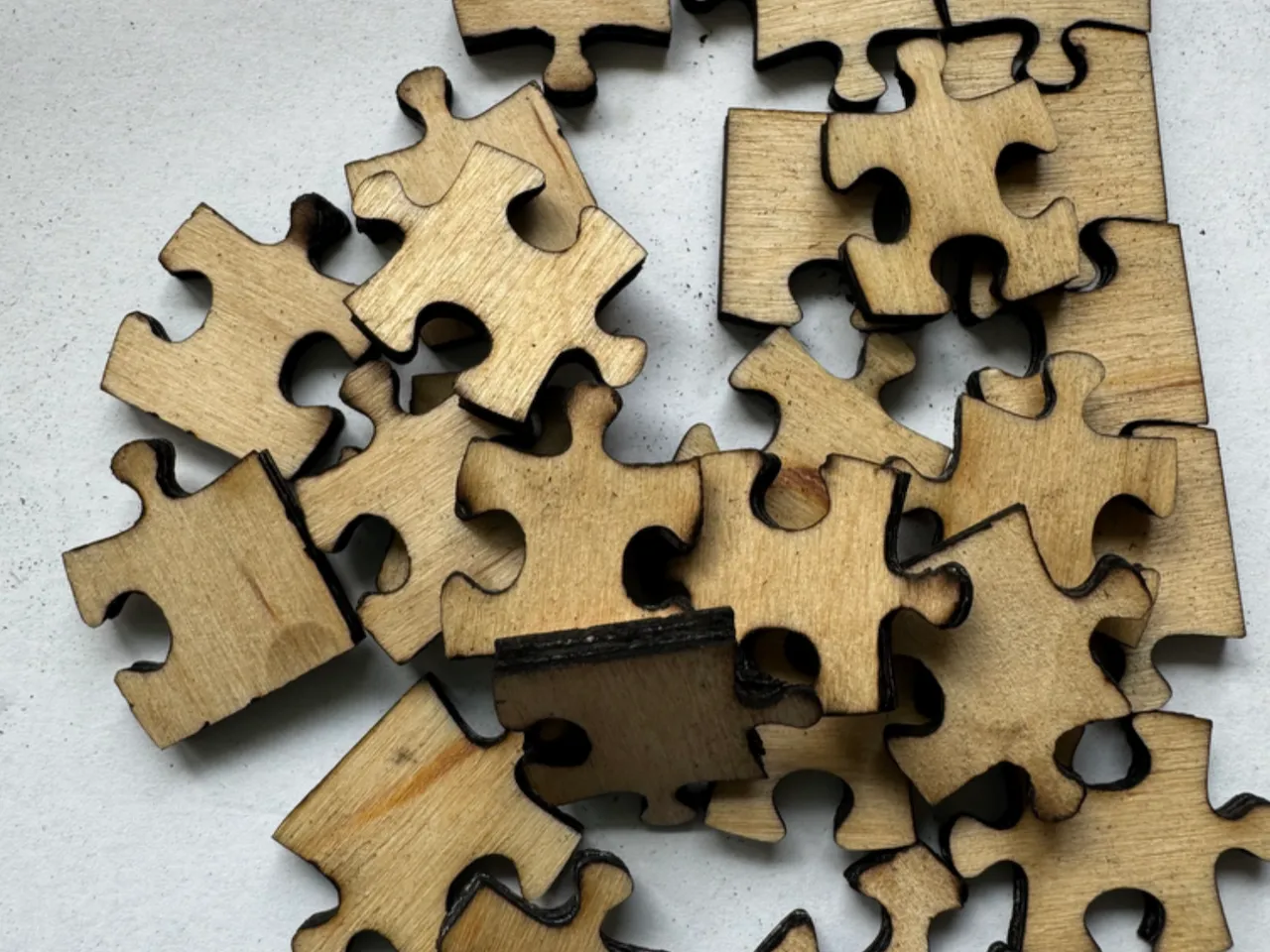 [Laser cut and engrave] Scattered Wooden Jigsaw Puzzle Pieces