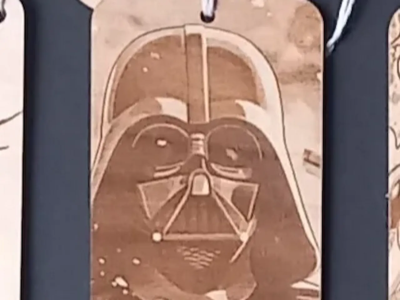 [Laser cut and engrave] Marque-page en bois avec portrait de Dark Vador