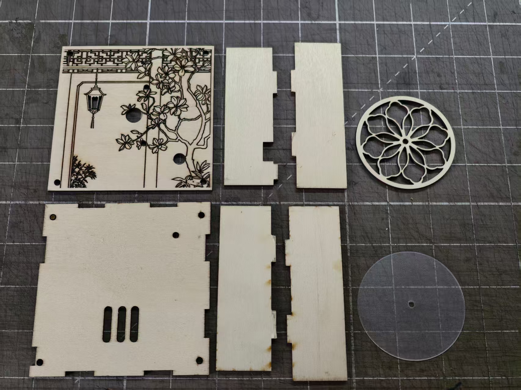 [Laser cut and engrave] 中式园林窗棂花卉图案木质小夜灯