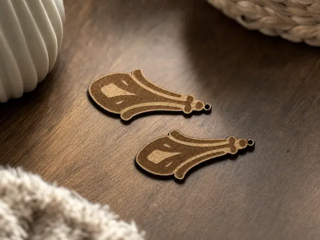 Tropfenförmige Ohrringe mit ornamentalen Details