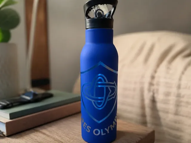 Gourde bleue avec logo bouclier et inscription olympique