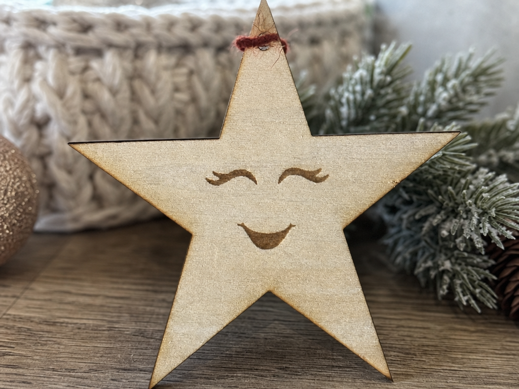Adorno de madera con forma de estrella y con cara sonriente