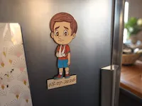 [Laser cut and engrave] Aimant de réfrigérateur illustrant un petit garçon avec un bras en écharpe