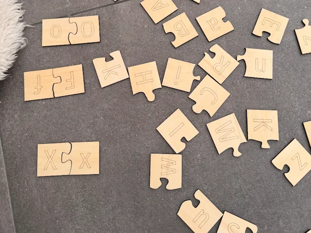 Lernpuzzle mit Buchstaben für Kinder