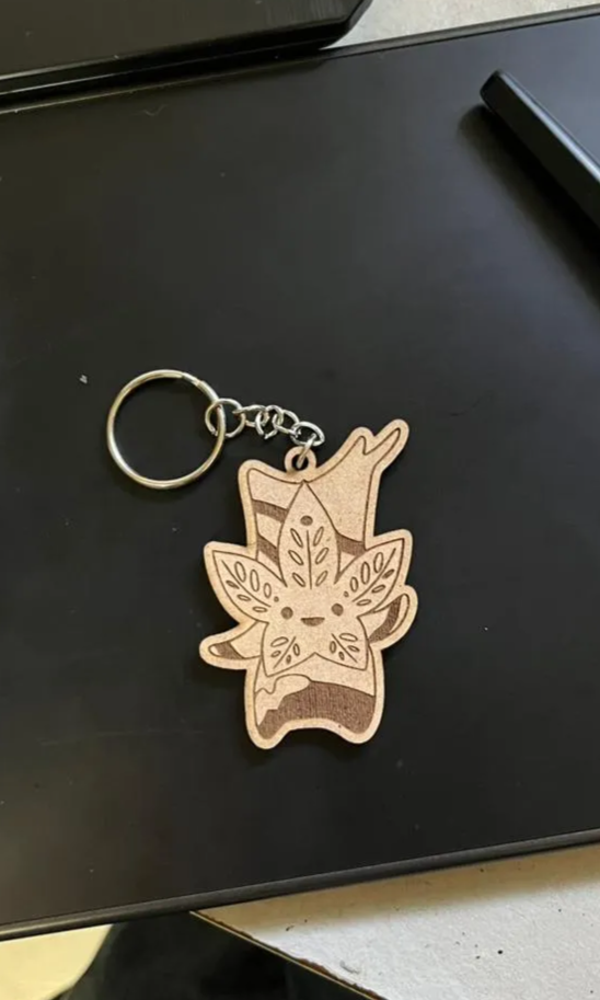 [Laser cut and engrave] Llaveros de madera con personajes de videojuegos en expositor rosa