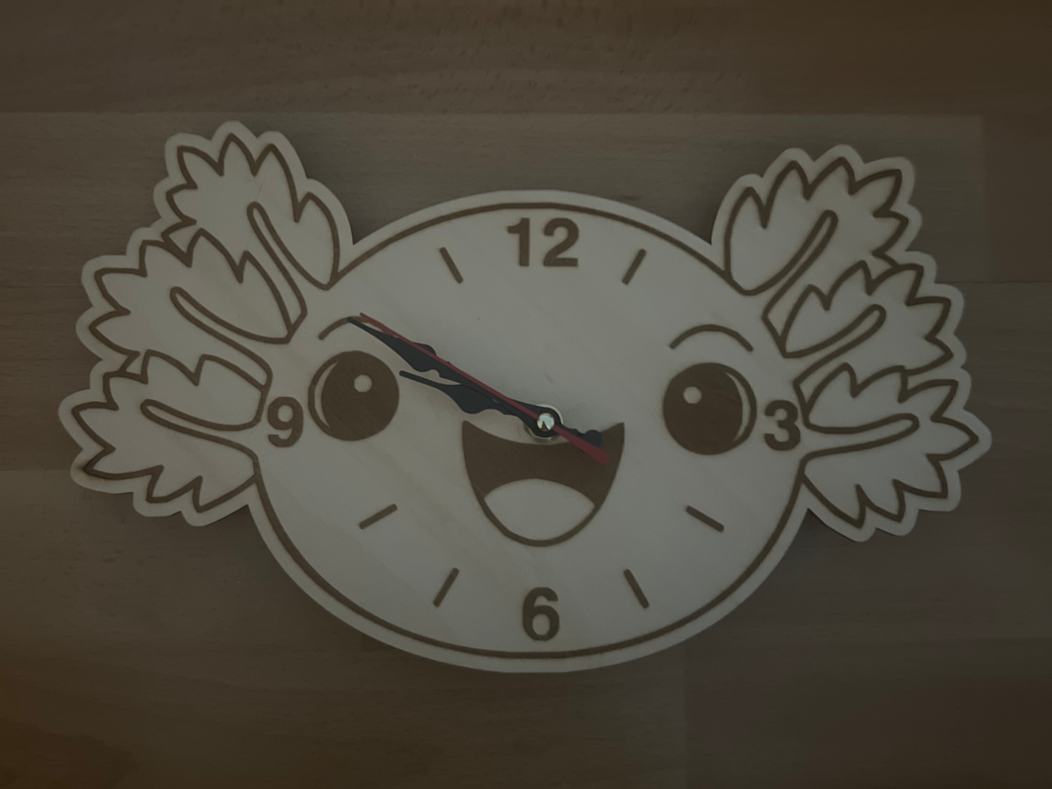 Wanduhr im Axolotl Design für Kinderzimmer