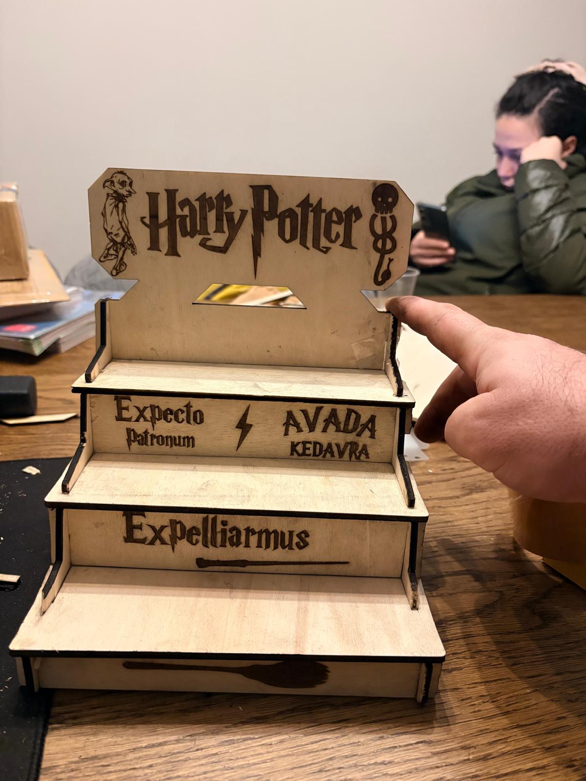 [Laser cut and engrave] Espositore in legno per personaggi Harry Potter