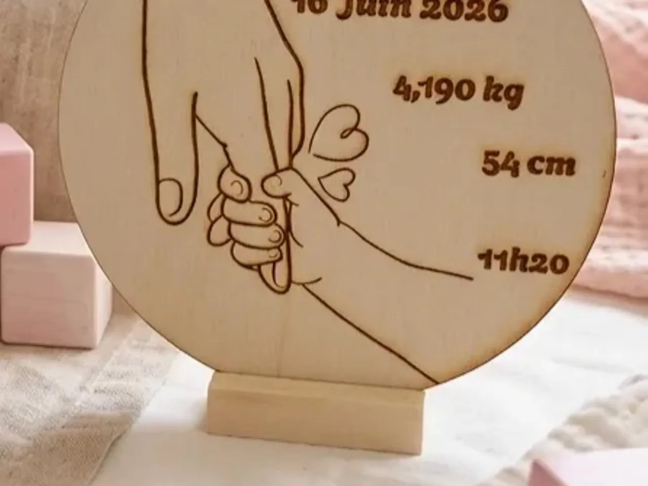 [Laser cut and engrave] Plaque de naissance ronde avec illustration de mains tenant un bébé
