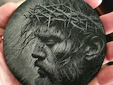 [Laser cut and engrave] Circular Wall Plaque Featuring Jesus Christ Wearing a Crown of Thorns