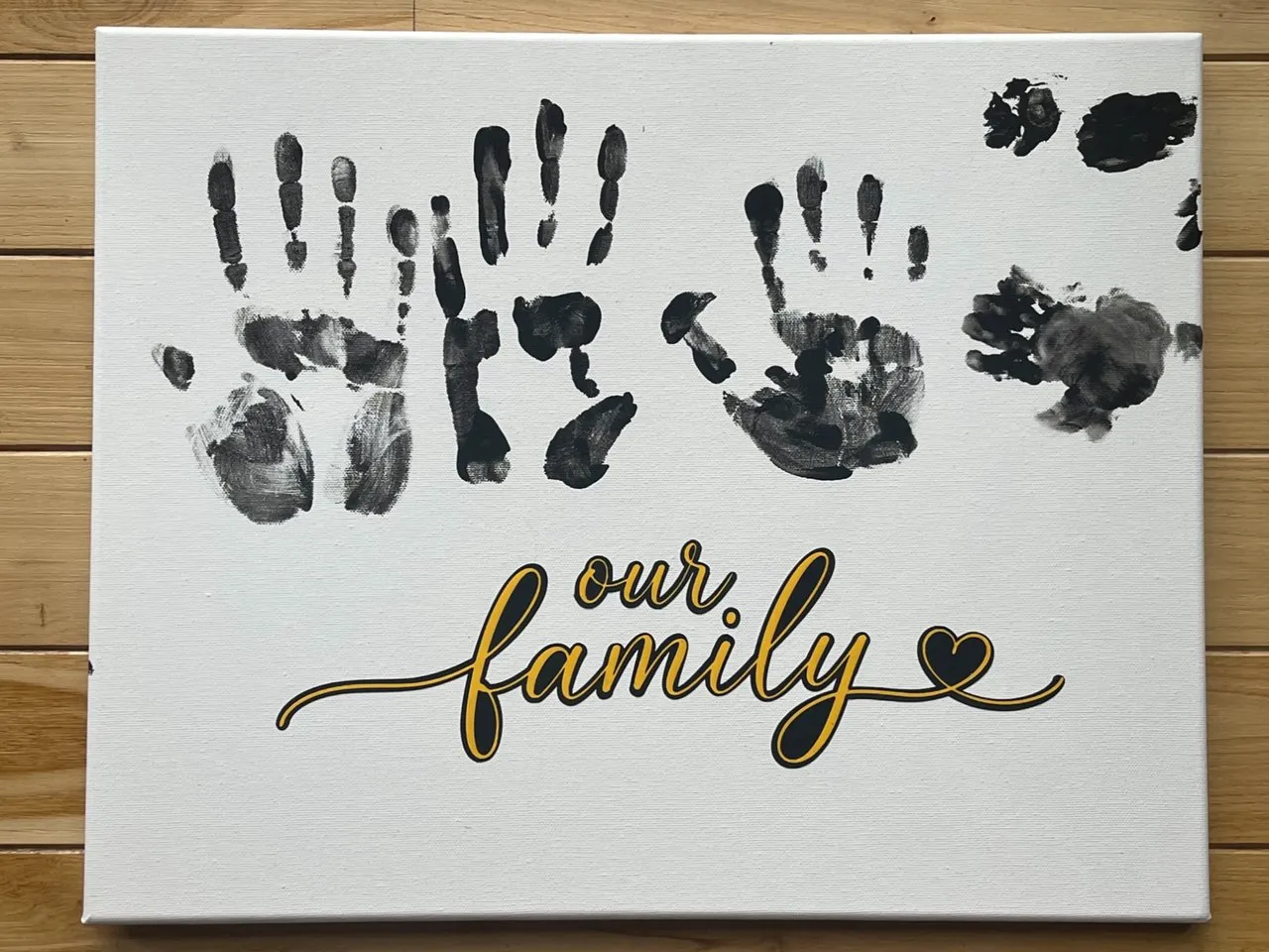 [Laser cut and engrave] Toile décorative avec empreintes de mains familiales et inscription Our Family